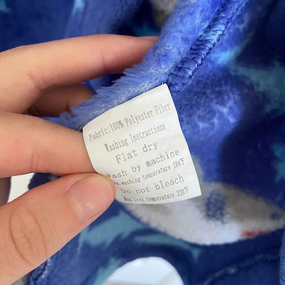 Kid’s fuzzy shark themed bathrobe — size 130 (6/7) - Picture 4 of 5